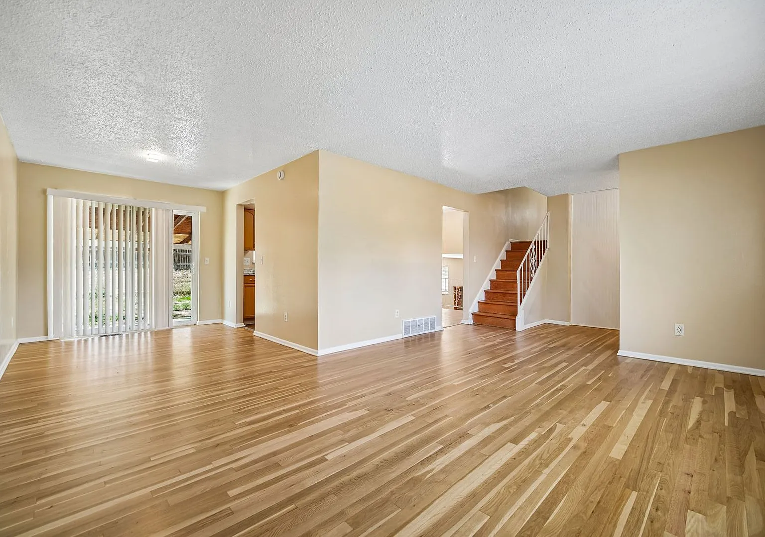 Beautiful Three Bedroom Home In Aurora — Photo 1