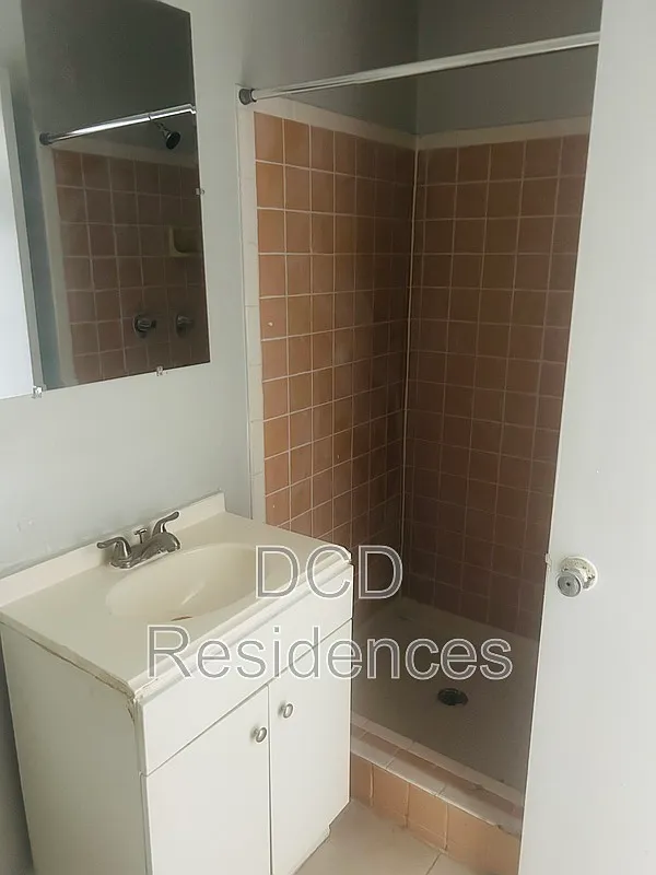 1 bed, 1.0 bath, 400 sqft, $1,050 — Photo 3