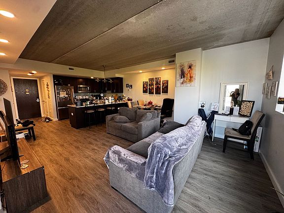 3rd image of 1323 W Morse Ave #809