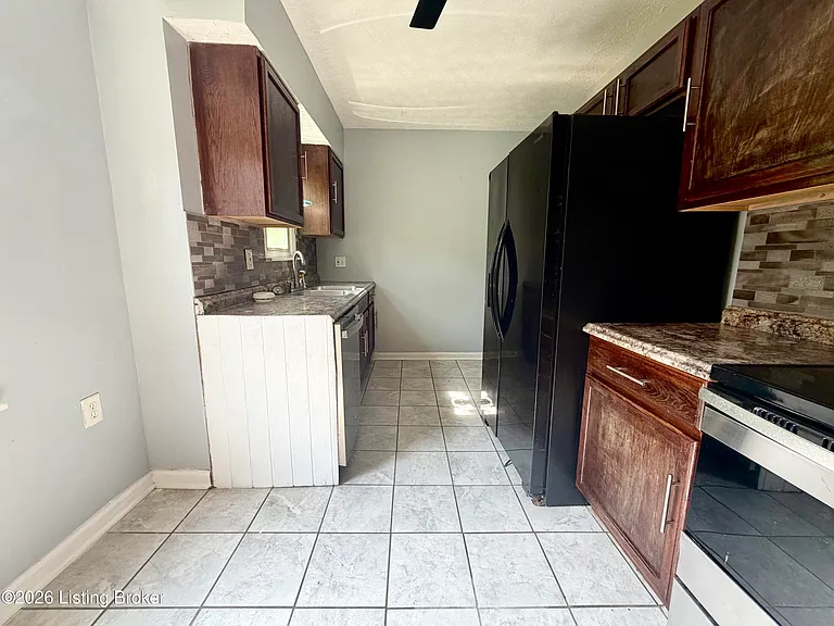 2706 Wyandotte Ave — Photo 3