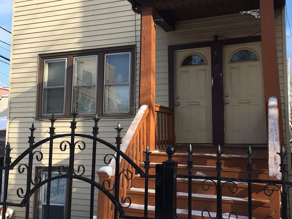 1st image of 3145 N Oakley Ave #G