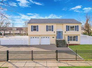 479 Griffin St, Oceanside, NY 11572