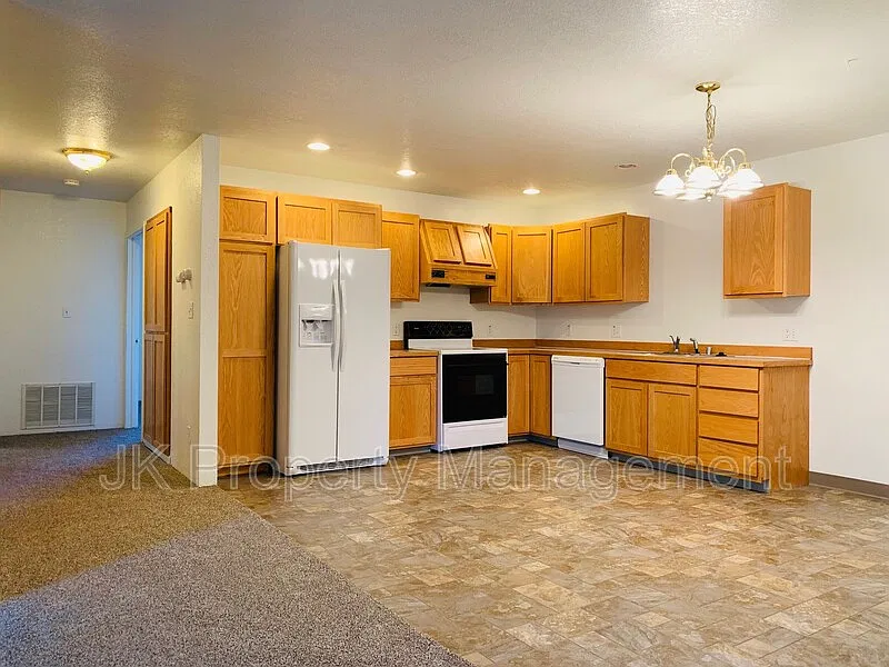 2 bed, 1.0 bath, 1120 sqft, $1,299 — Photo 3