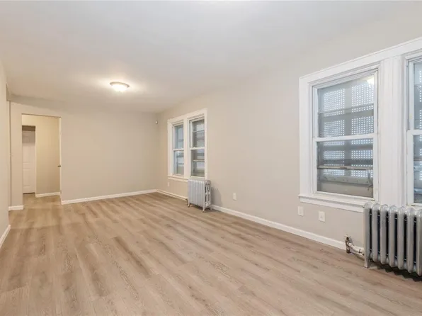 194-56 Murdock Avenue image 7 of 19