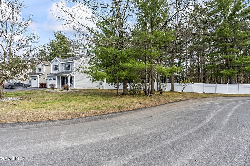 4th image of 39 Woodthrush Court