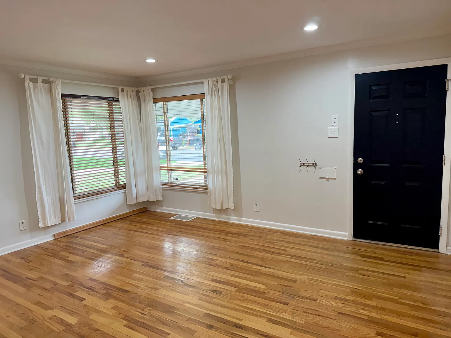 4 bed, 2200 sqft, $3,200 — Photo 2