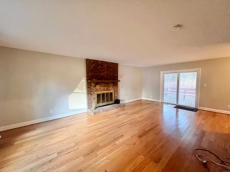 7504 Post Oak Rd — Photo 5