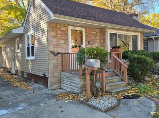 2147 Roslyn Rd, Grosse Pointe Woods, MI 48236