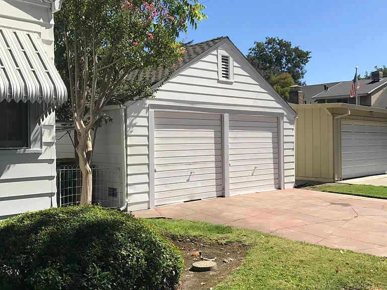1 garage is assigned to unit