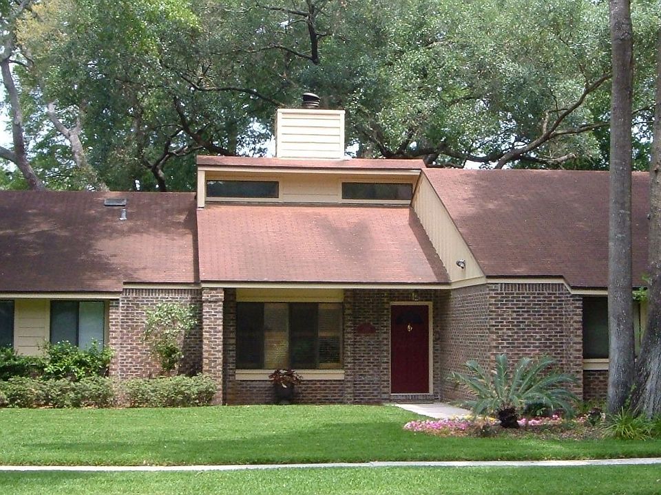 sidewalks, mature oaks