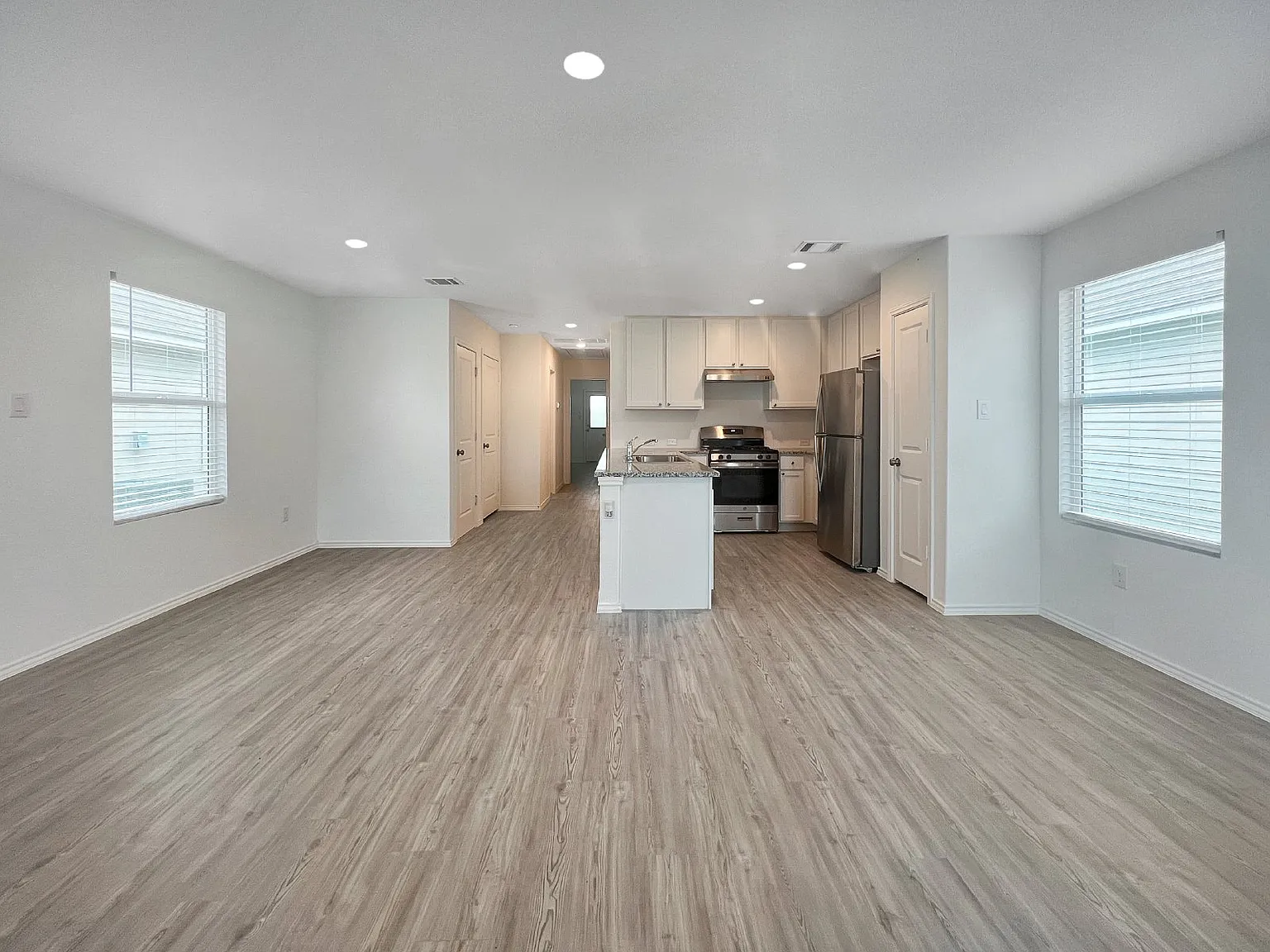 3 bed, 2.0 bath, 1026 sqft, $1,250 — Photo 2