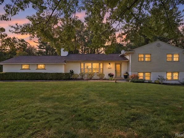 21831 Connemara Dr, Northville, MI 48167