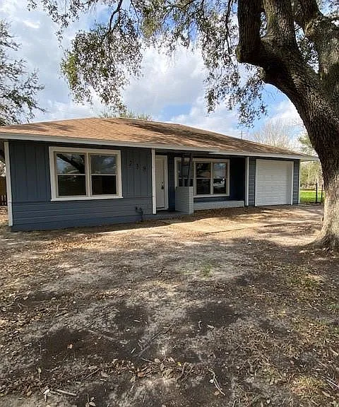 238 Sycamore Dr — Photo 1