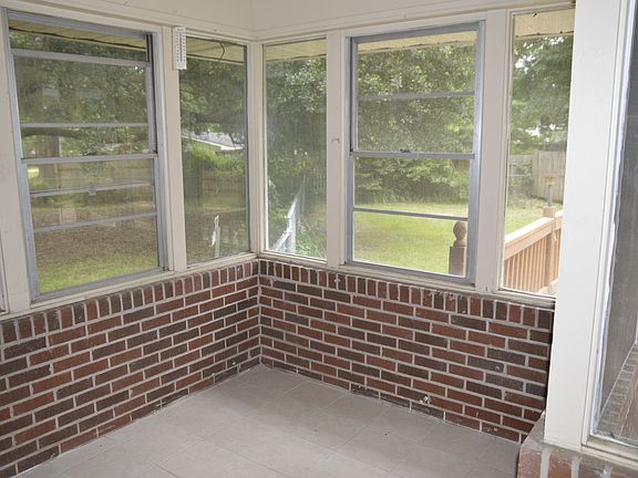 4th image of 2303 Rainbow Dr