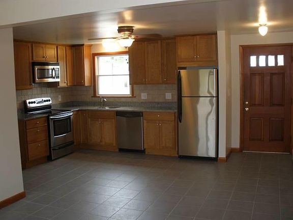 Kitchen w/ SS & Granite