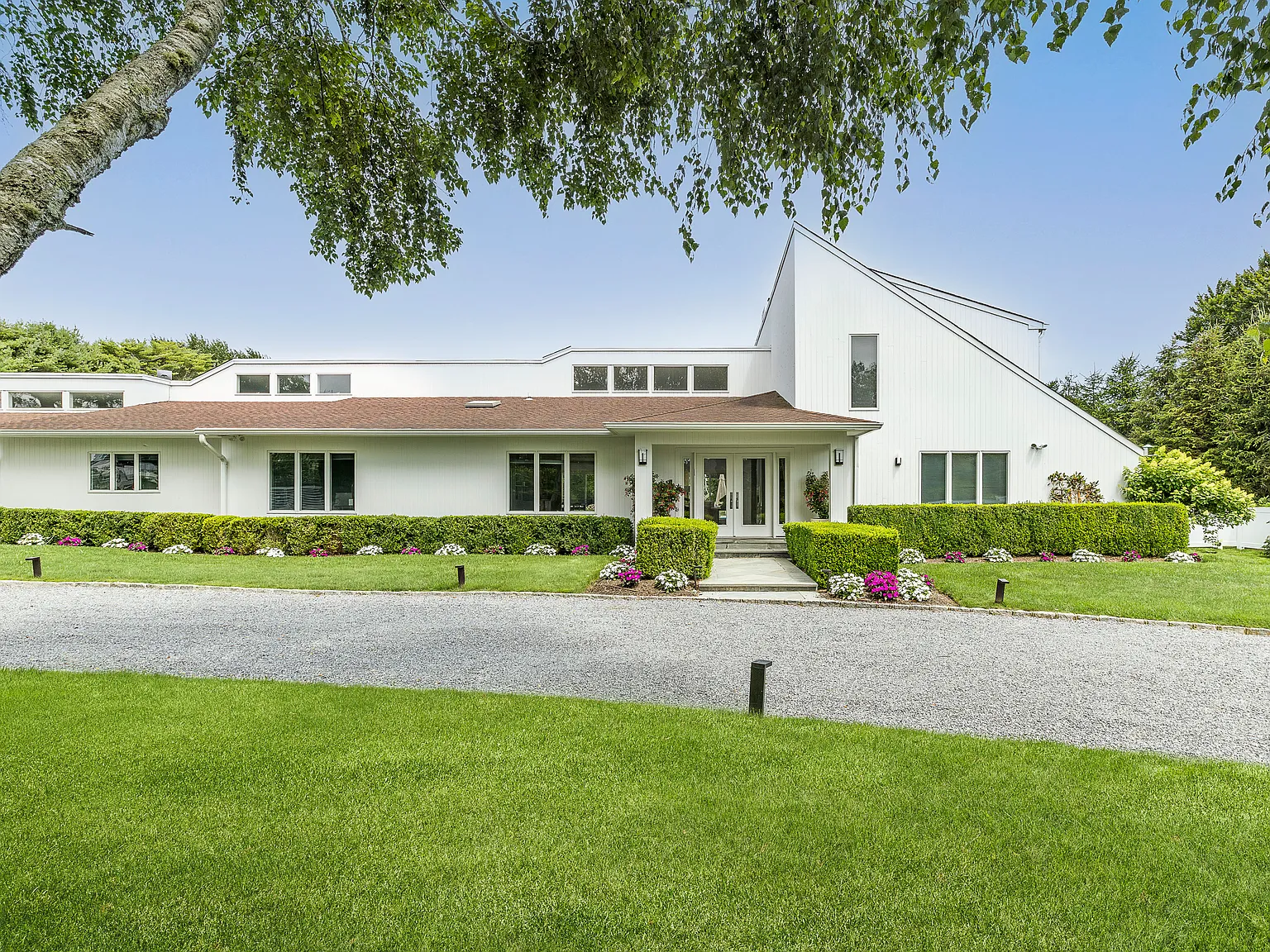 Private Gorgeous Water Mill Contemporary — Photo 2