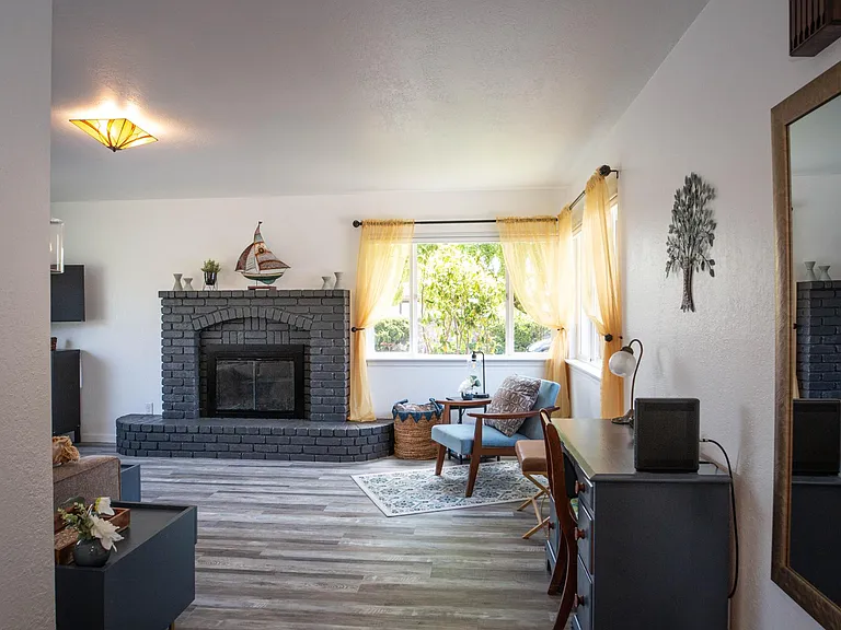 2032 Shamrock Dr — Photo 7