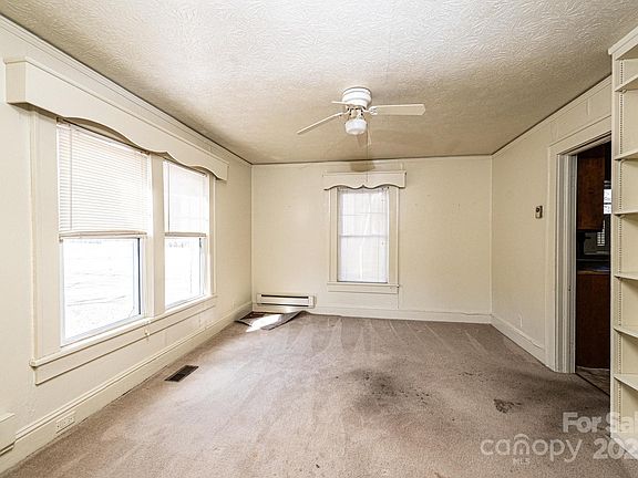 5th image of 615 Laurel St NE