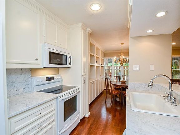 5th image of 8972 Chatsworth Dr