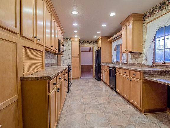 3rd image of 25525 Edgecliff Dr