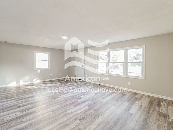 977685_003_wm_-_living_room_13310419.jpg