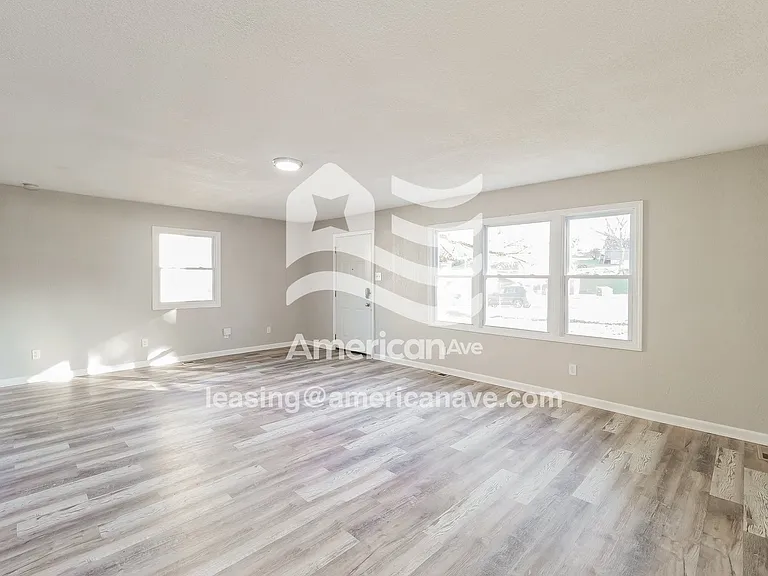 977685_003_wm_-_living_room_13310419.jpg