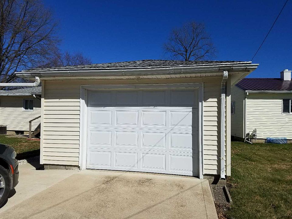 2nd image of 905 Sunset Dr