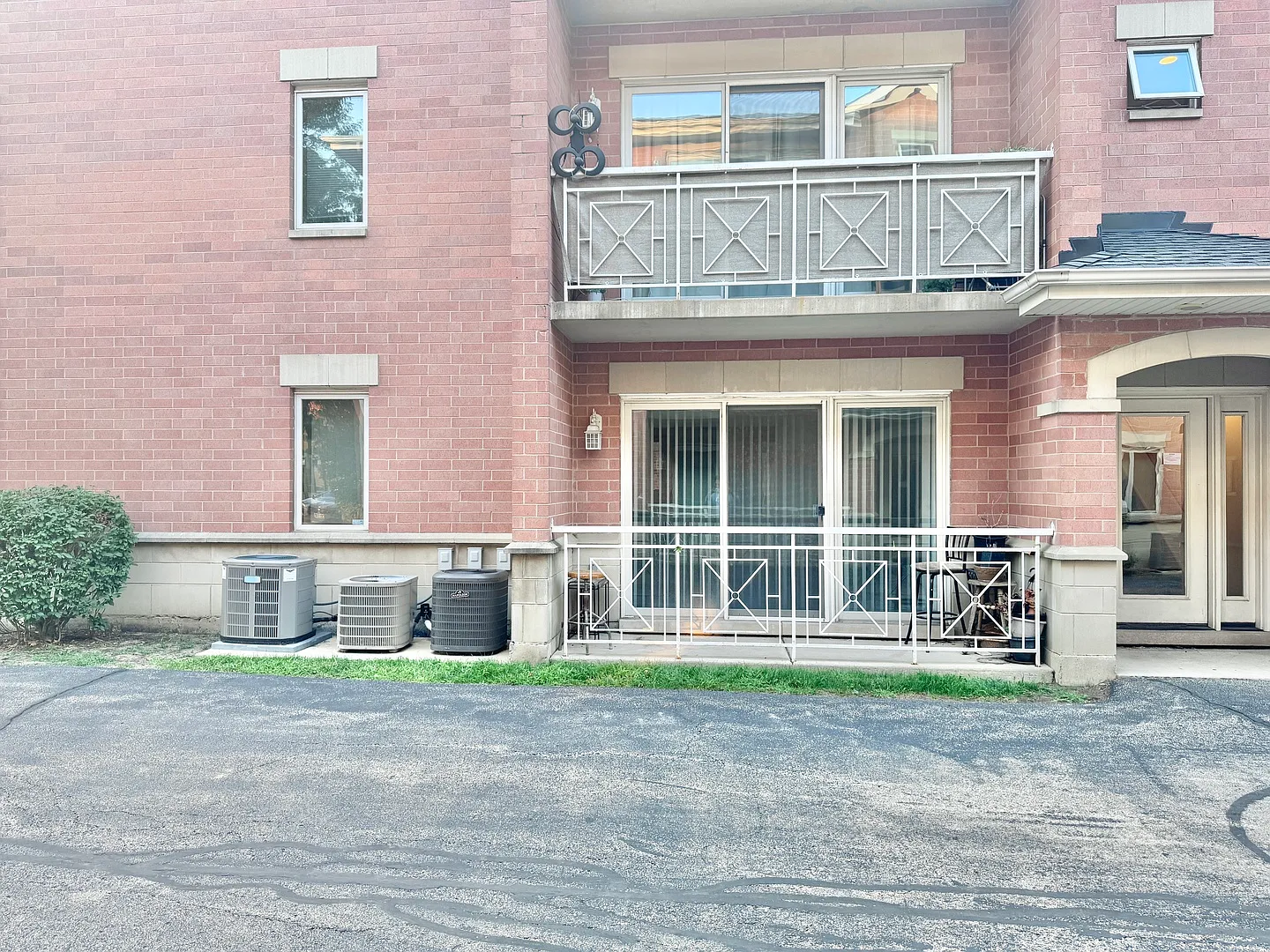 2 bed, 1100 sqft, $2,100 — Photo 2
