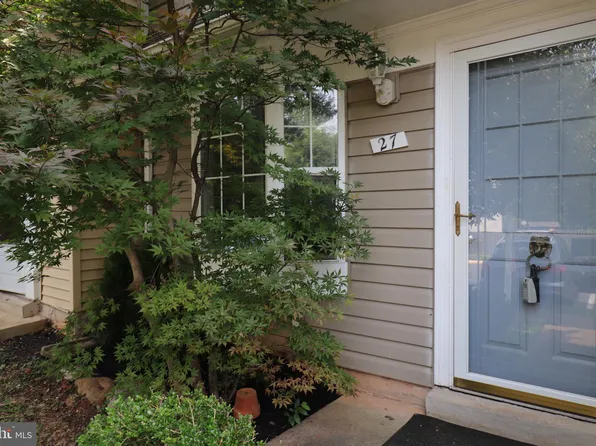 27 Southall Ct, Sterling, VA 20165