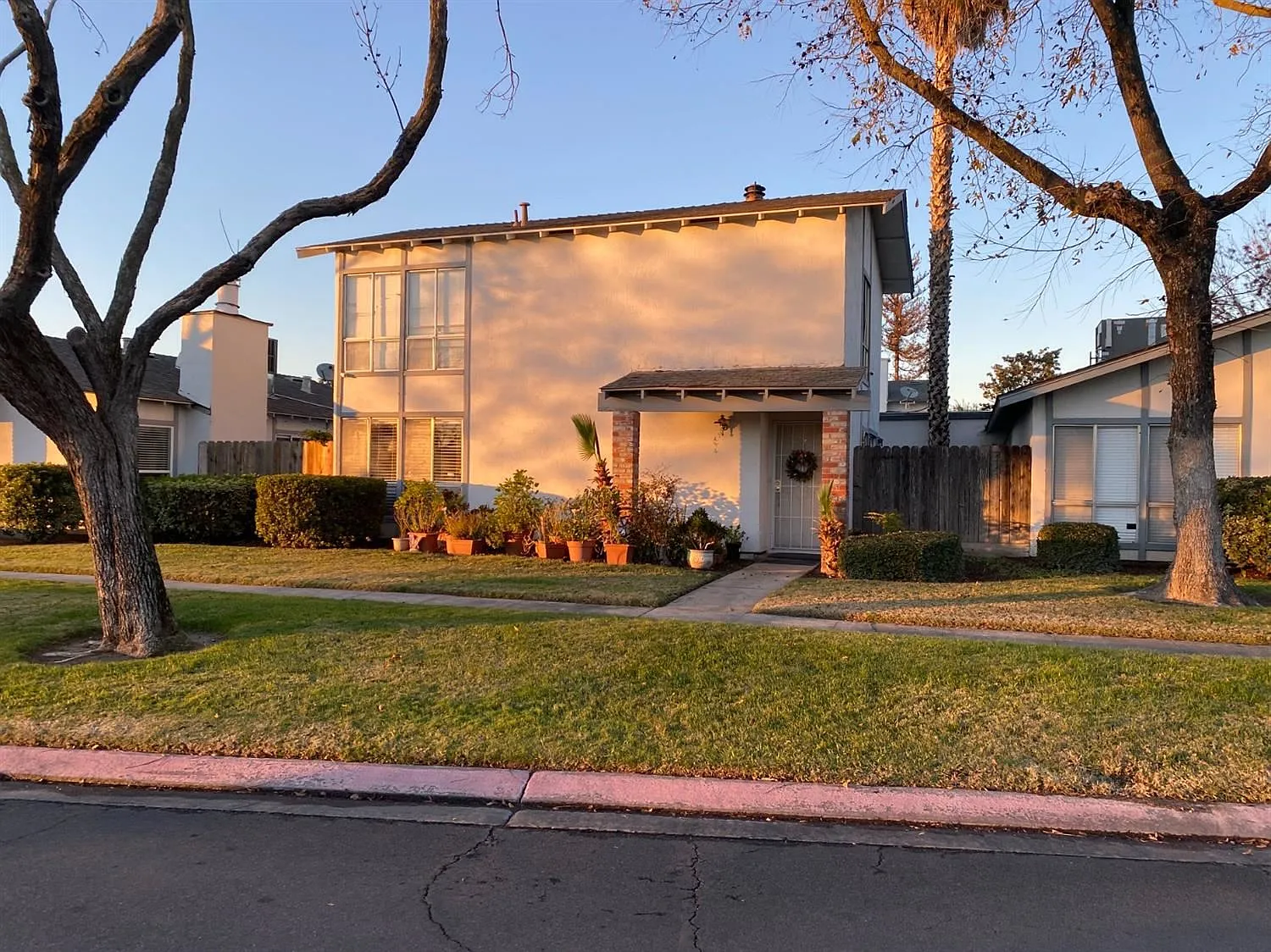 2637 Parklane photo 1