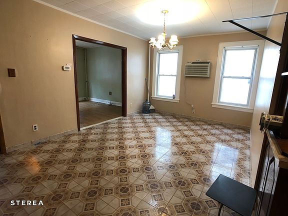 4th image of 2217 Crescent St #1F
