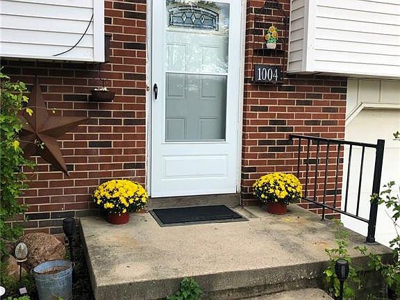 4th image of 1004 W College Ave