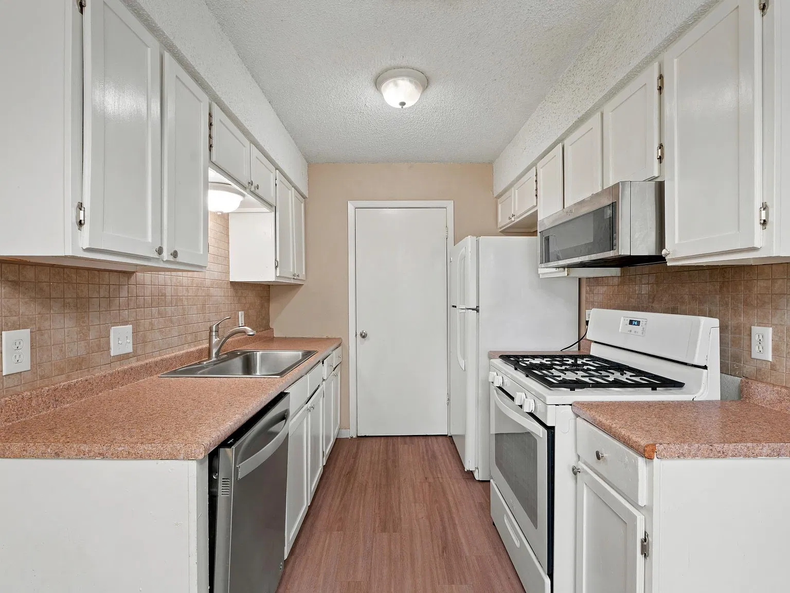 2 bed, 1.0 bath, 941 sqft, $1,295 — Photo 2