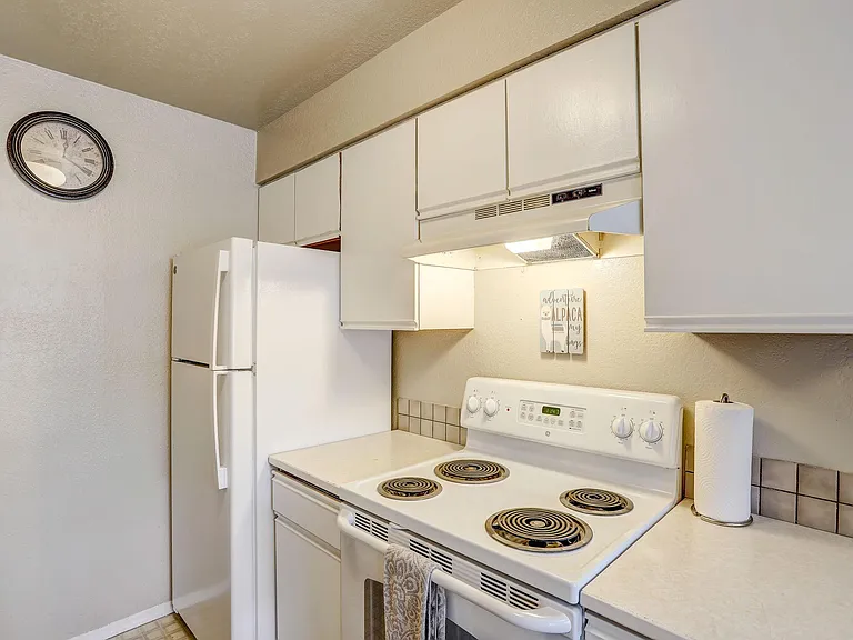 East Thomas Suites — Photo 15
