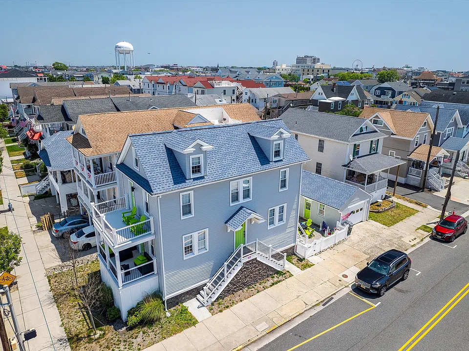 1 E 10th St