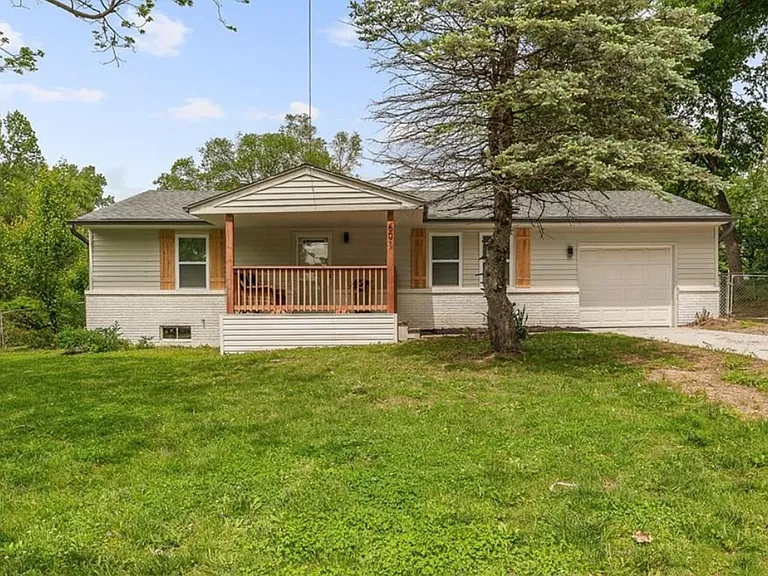 601 E Eisenhower Rd — Photo 1