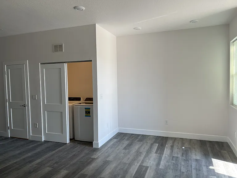 2104 E Columbus Dr — Photo 5