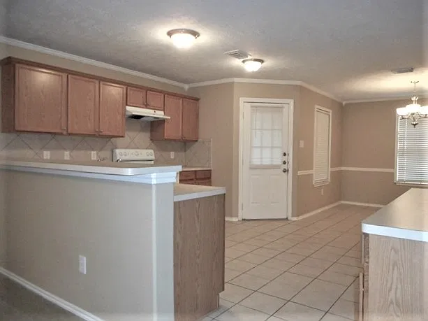 4 bed, 2.5 bath, 2208 sqft, $2,215 — Photo 2