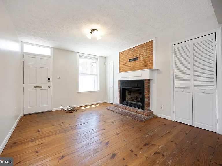 206 E Cross St — Photo 4