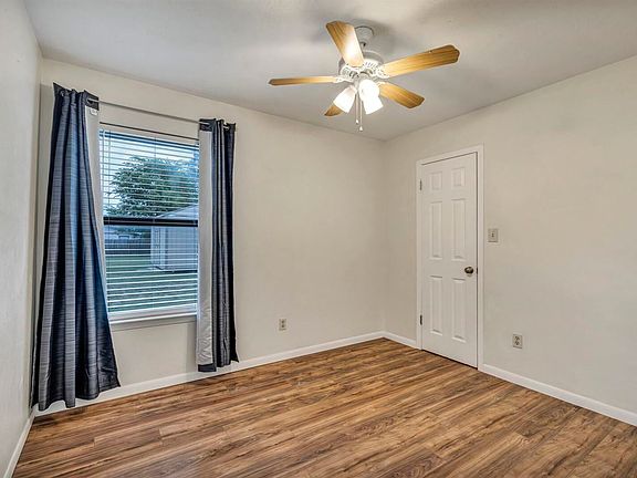 3rd image of 4028 Cottonwood Dr