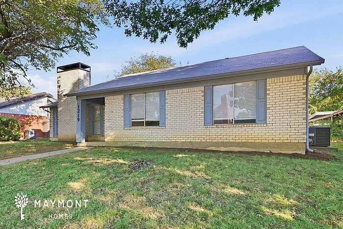 3 bed, 2.0 bath, 1389 sqft, $2,165 — Photo 3