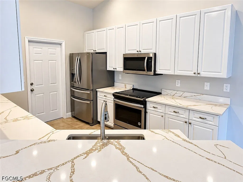 4 bed, 2.0 bath, 2372 sqft, $2,100 — Photo 3