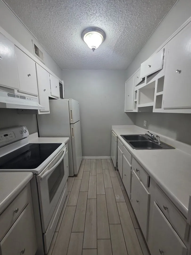 1208 Bush River Road Unit E9 — Photo 3