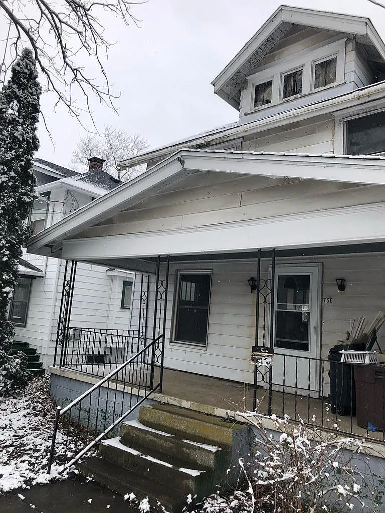 760 Oak Grove Ave photo 1