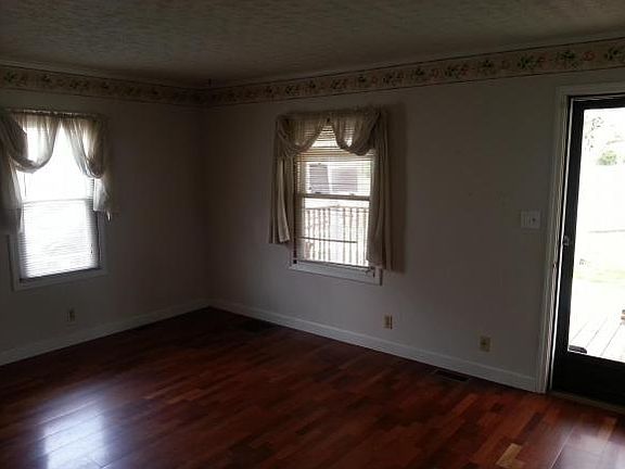 5th image of 1205 Barton St