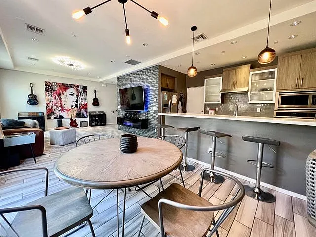 4412 N 27th Way — Photo 3