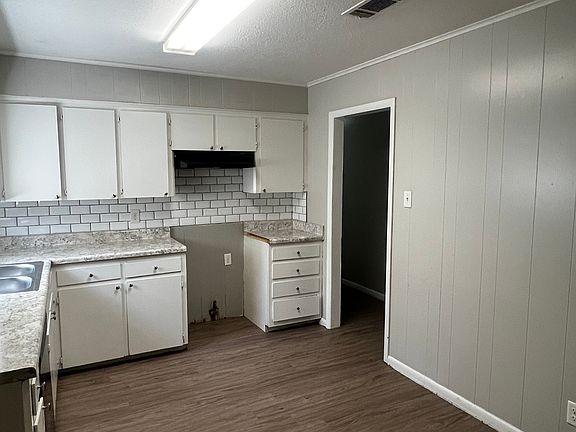 3rd image of 405 Paula Dr