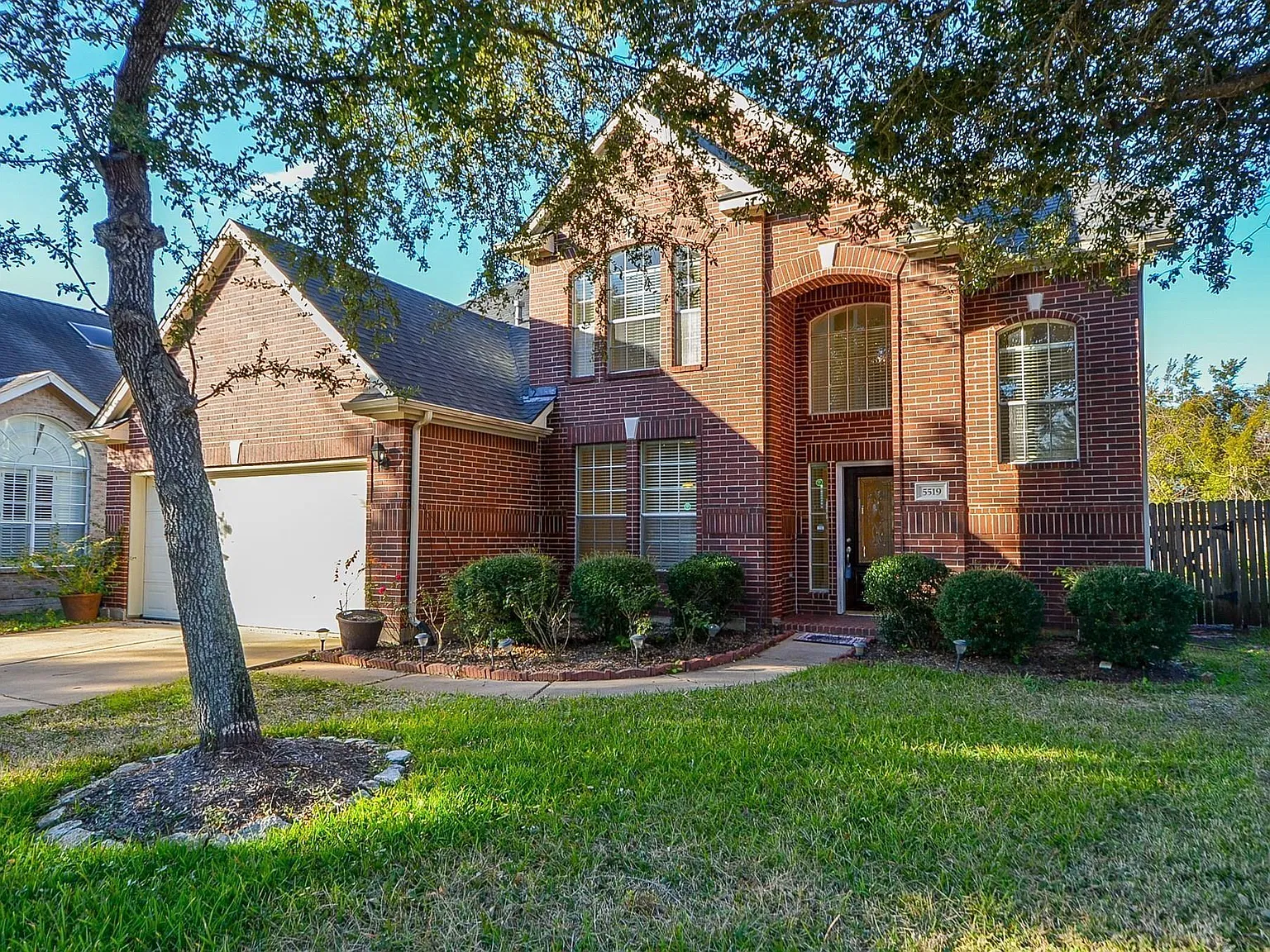 4 bed, 2.5 bath, 2336 sqft, $2,000 — Photo 1