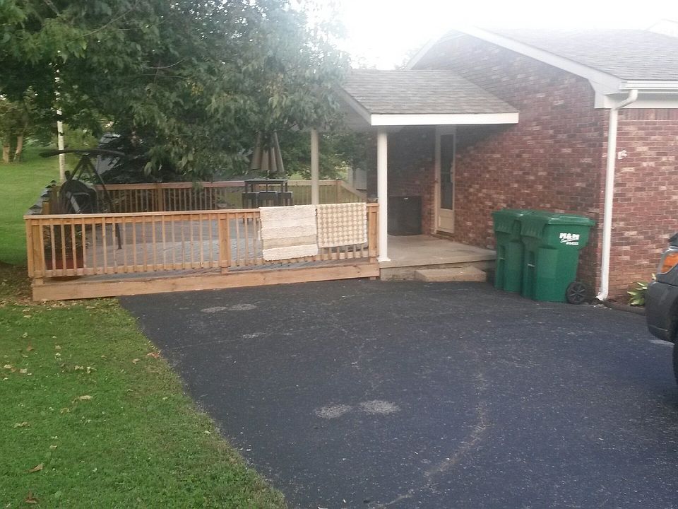 2nd image of 130 Greenbriar St