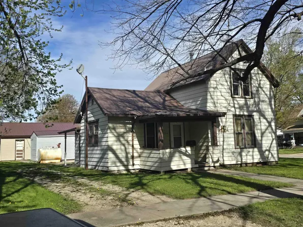 807 B St, Charles City, IA 50616